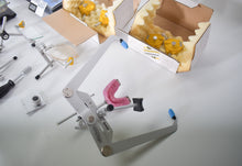 Laden Sie das Bild in den Galerie-Viewer, SAM Gesichtsbogen (Face‑bow) Präzisionsinstrumente,Transfer‑Zubehör